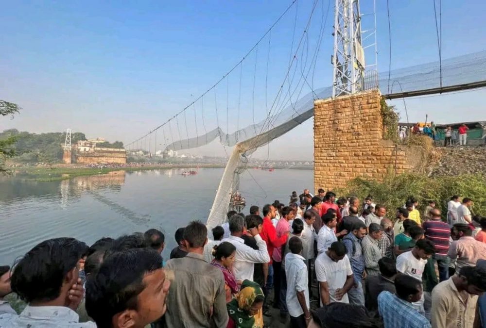 အိန္ဒိယတွင် မြစ်ကူးကြိုးတံတား ပြတ်ကျမှု သေဆုံးသူ ၁၄၁ ဦးရှိလာပြီး အများအပြား ပျောက်ဆုံးနေဆဲ