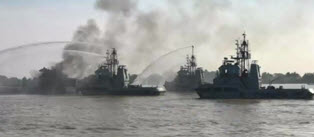 ရန်ကုန်မြစ်အတွင်း တွန်းသင်္ဘော ၁ စီး မီးလောင်ခဲ့ရာ တပ်မတော်ရေမှ စစ်ရေယာဉ်များဖြင့် မီးငြိမ်းသတ်ခဲ့