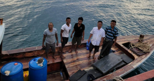 ပင်လယ်ပြင်အတွင်း စက်ပျက်မျောပါနေသော လှေငယ်အား တပ်မတော်(ရေ)မှ ကူညီကယ်ဆယ်