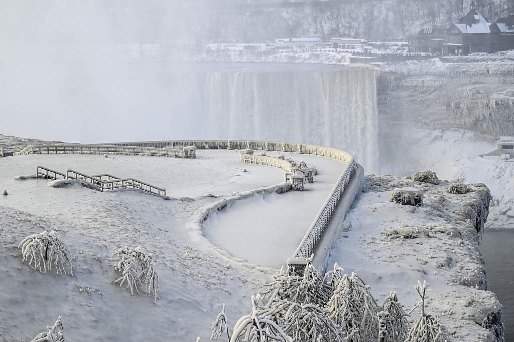 Niagara ရေတံခွန်ကြီး တစ်စိတ်တစ်ပိုင်း အေးခဲ
