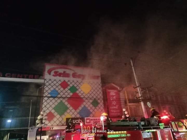 ရန်ကုန် လှိုင်သာယာမြို့နယ်ရှိ စိန်ဂေဟာဈေးဝယ်စင်တာမှာ မီးလောင်