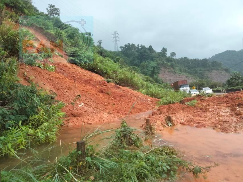 တောနော်ရေတံခွန်အနီး မြေပြိုကျရာမြေစာများ လမ်းပေါ်ပိတ်နေ