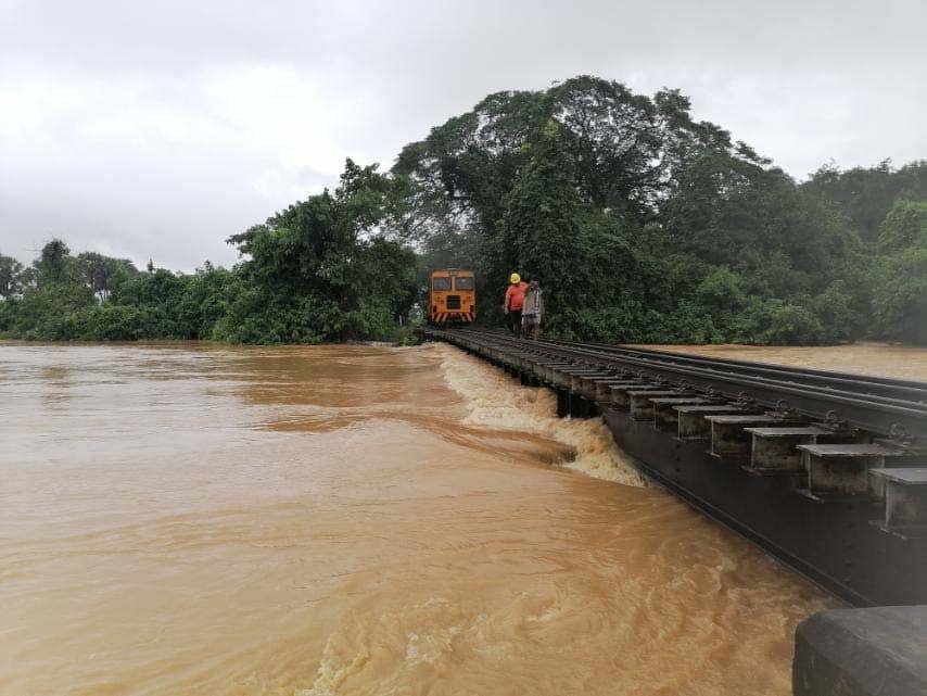မိုးသည်းထန်စွာ ရွာသွန်းမှုကြောင့် ရထားလမ်းရေကျော်သဖြင့် ပဲခူး-မော်လမြိုင် ခရီးစဉ်များ ခေတ္တရပ်နားထား