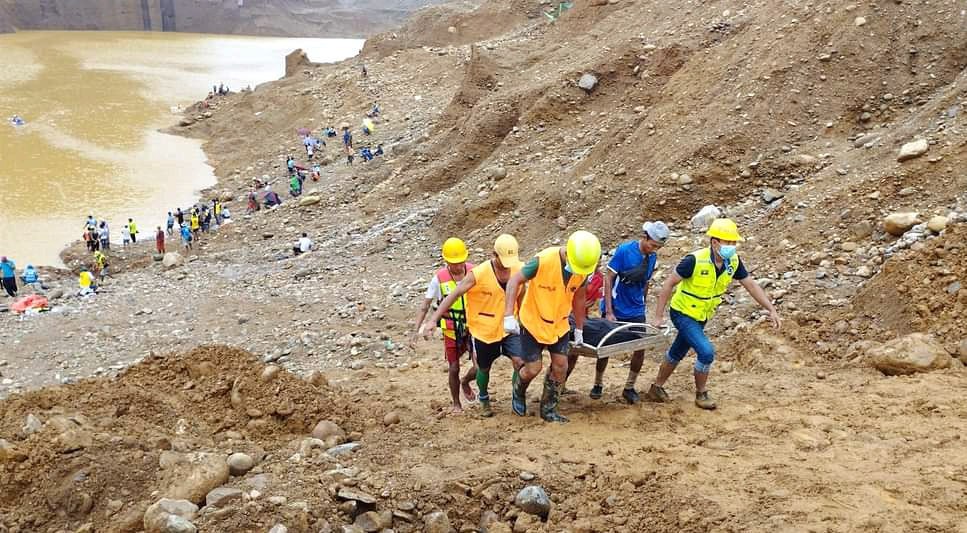 ဖားကန့်မြို့နယ် မနမှော်တွင် မြေပြိုကျမှုကြောင့် သေဆုံးရုပ်အလောင်း ၃၂ လောင်းအထိ ရှာဖွေတွေ့ရှိ