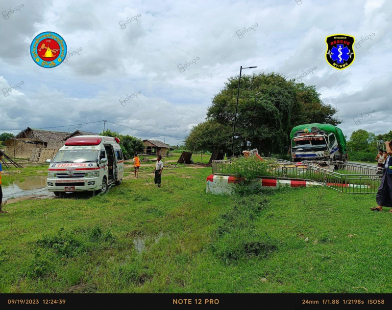 မြင်းမူမြို့မှ ကြိုဆိုပါ၏ ဆိုင်းဘုတ်ကို ကုန်တင်ကားဝင်တိုက် (၂) ဦးဒဏ်ရာရ