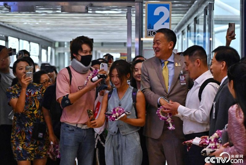 ထိုင်းဝန်ကြီးချုပ် Saitha သည် ဗီဇာကင်းလွတ်သောပထမဆုံးအသုတ် တရုတ်ခရီးသွားများကို လေဆိပ်တွင် ကြိုဆို