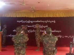 ဗန်းမောက်မြို့နယ်၌ သင်တန်းဆင်းလာသည့်ပြည်သူ့စ်တပ်ဖွဲ့ကို လက်နက်များအပ်နှင်း
