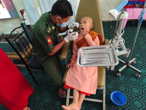 လပခ နယ်လှည့်ဆေးကုသရေးအဖွဲ့မှ မိဘပြည်သူများအားကျန်းမာရေးစောင့်ရှောက်မှုပေး